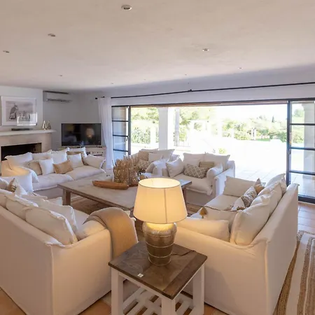 Casa Felles - *